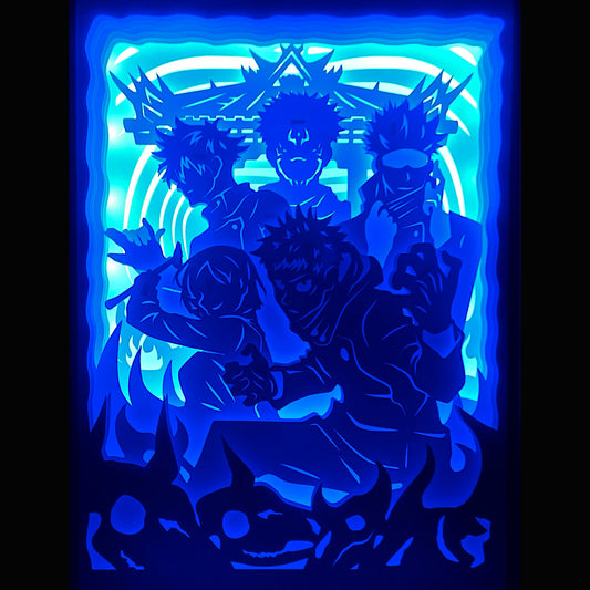 Jujutsu Kaisen, Gege Akutami, Yuji Itadori, Satoru Gojo, Megumi Fushiguro, Nobara Kugisaki, Sukuna, roi des fléaux, Tokyo Jujutsu High, shonen culte, manga culte, anime culte, exorcisme, malédictions, énergie occulte, combats épiques, univers fantastique, série animée à succès, tableau lumineux, lightbox, shadowbox, cadre lumineux, papier découpé, art lumineux, décoration murale, idée cadeau manga, déco geek, cadeau otaku