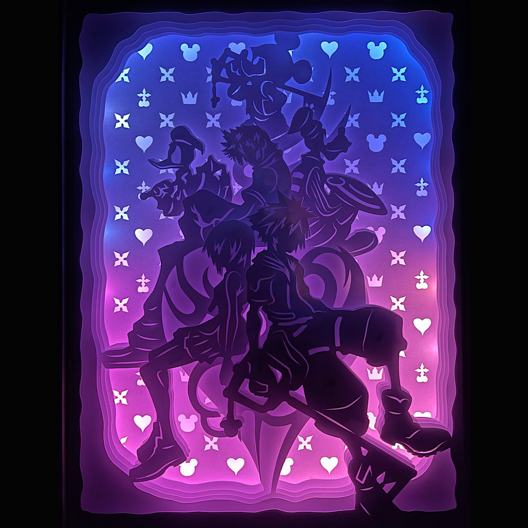 Kingdom Hearts, Square Enix, Disney, Final Fantasy, Sora, Riku, Kairi, Organisation XIII, Keyblade, Cœurs, Sans-cœur, univers magique, crossover Disney, Donald, Dingo, saga culte, RPG, jeu vidéo légendaire, aventure fantastique, action RPG, héros de lumière, ténèbres, tableau lumineux, lightbox, shadowbox, cadre lumineux, papier découpé, art lumineux, décoration murale, idée cadeau gamer, déco geek, cadeau fan Kingdom Hearts