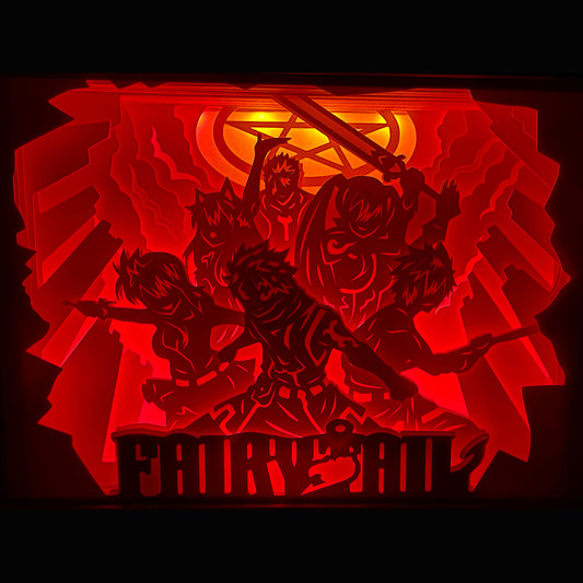 Fairy Tail, Hiro Mashima, Natsu Dragnir, Lucy Heartfilia, Erza Scarlet, Grey Fullbuster, Happy, guilde Fairy Tail, manga culte, anime culte, shonen légendaire, magie du feu, magie des clés, univers fantastique, aventure épique, combat magique, monde d’Edolas, dragons, amitié, tableau lumineux, lightbox, shadowbox, cadre lumineux, décoration murale, papier découpé, art lumineux, idée cadeau manga, déco geek, cadeau otaku