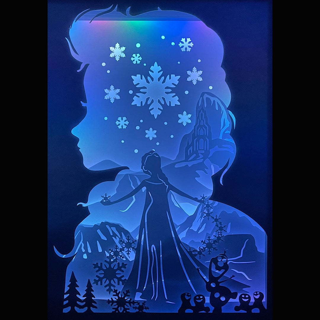 La Reine des Neiges, Frozen, Elsa, reine des neiges Elsa, pouvoirs de glace, Let it Go, magie de la glace, château de glace, princesse Disney, héroïne Disney, film d’animation culte, univers féerique, neige magique, personnage emblématique, reine Disney, tableau lumineux, lightbox, shadowbox, cadre lumineux, papier découpé, art lumineux, décoration murale, idée cadeau Disney, déco féerique, cadeau fan Disney