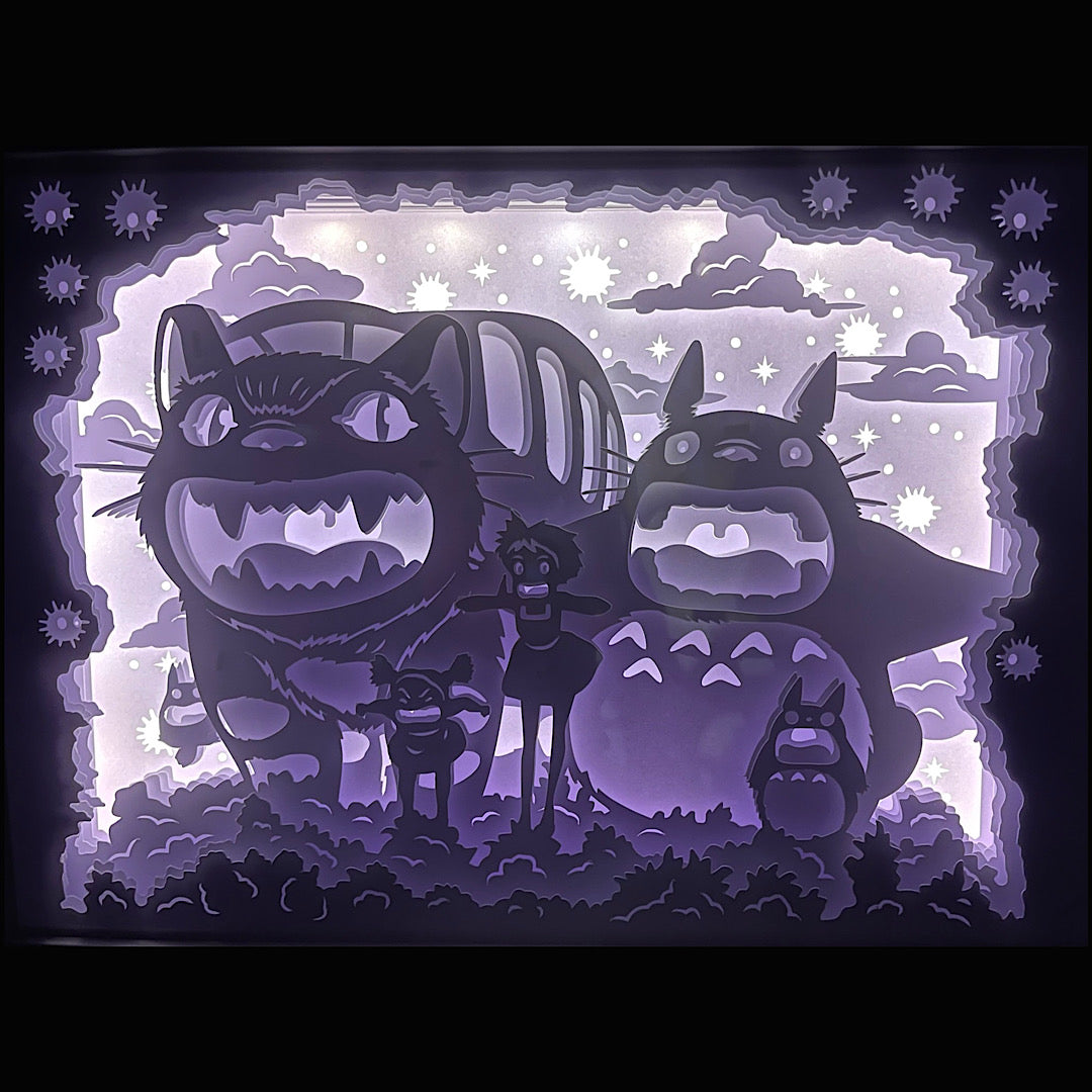 totoro, mon voisin totoro, chatbus, mei et satsuki, studio ghibli, hayao miyazaki, film d’animation japonais, univers féerique, esprit de la forêt, noiraudes, créatures magiques, anime culte, dessin animé japonais, princesse mononoké, le voyage de chihiro, kiki la petite sorcière, déco japonaise, tableau lumineux, cadre lumineux, lightbox, shadowbox, papier découpé, décoration geek, idée cadeau ghibli