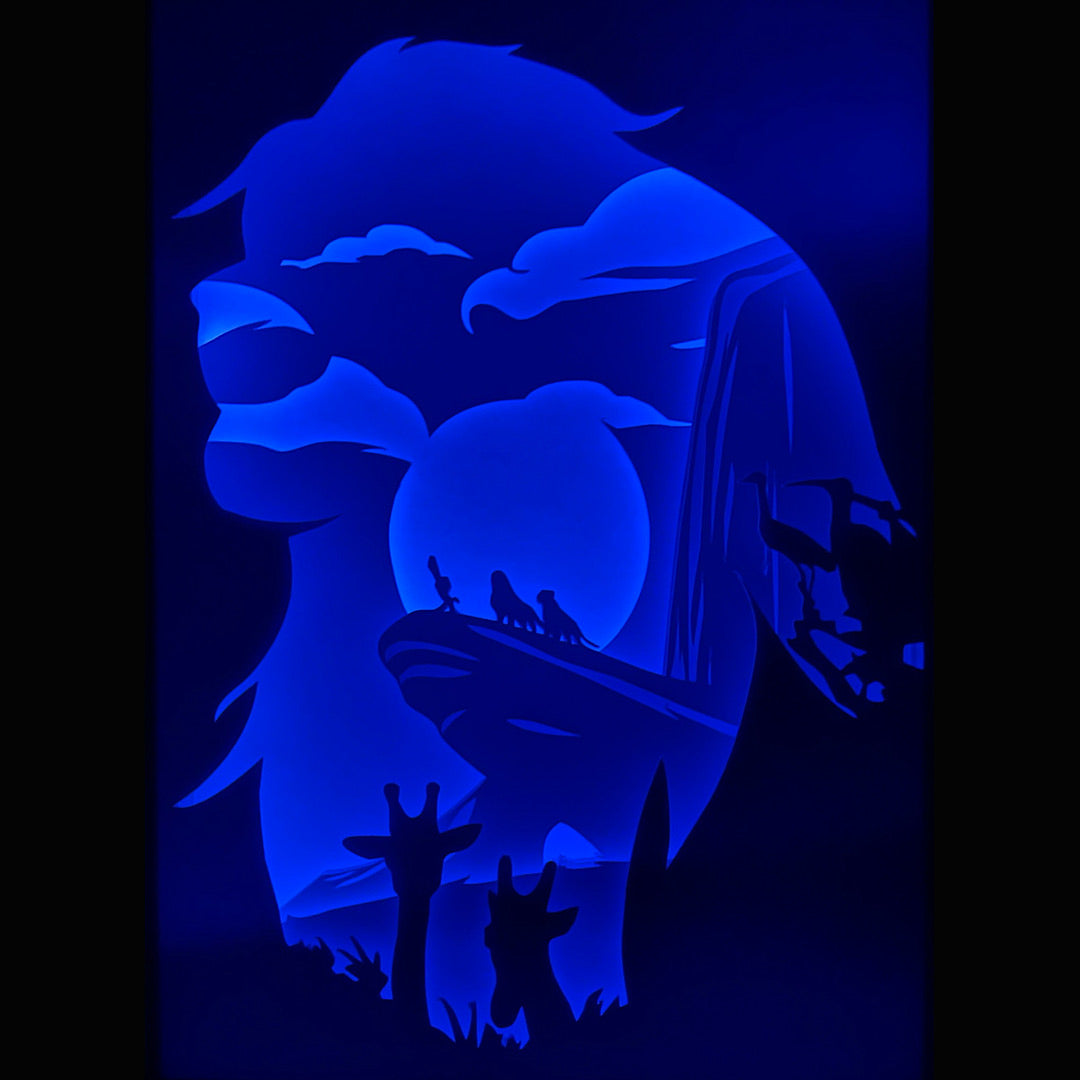 Le Roi Lion, The Lion King, Disney, Mufasa, Simba, Rafiki, scène de la naissance, présentation de Simba, rocher des lions, savane africaine, animaux sauvages, film d’animation culte, dessin animé Disney, univers féerique, princesse Disney, conte de fées, magie Disney, scène culte, Afrique, Serengeti, tableau lumineux, lightbox, shadowbox, cadre lumineux, papier découpé, art lumineux, décoration murale, idée cadeau Disney, déco geek, cadeau fan Roi Lion