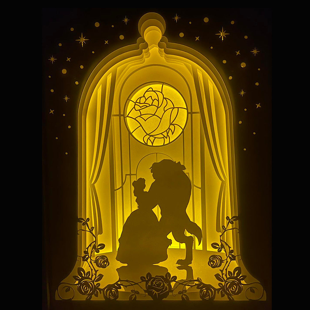 La Belle et la Bête, Beauty and the Beast, Disney, princesse Belle, la Bête, rose enchantée, cloche en verre, château magique, conte de fées, film d’animation culte, univers féerique, amour éternel, dessin animé Disney, héros Disney, romance magique, malédiction, fée marraine, tableau lumineux, lightbox, shadowbox, cadre lumineux, papier découpé, art lumineux, décoration murale, idée cadeau Disney, déco romantique, cadeau geek