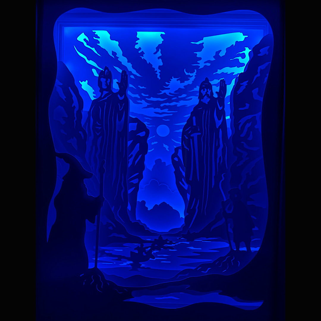 Argonath, Piliers des Rois, Le Seigneur des Anneaux, Lord of the Rings, J.R.R. Tolkien, Aragorn, Isildur, Anarion, statues géantes, fleuve Anduin, univers fantasy, Terre du Milieu, Peter Jackson, trilogie culte, décor emblématique, monument légendaire, voyage de la Communauté, saga culte, film d’heroic fantasy, paysage majestueux, tableau lumineux, lightbox, shadowbox, cadre lumineux, papier découpé, art lumineux, décoration murale, idée cadeau geek, déco fantasy, cadeau fan Tolkien