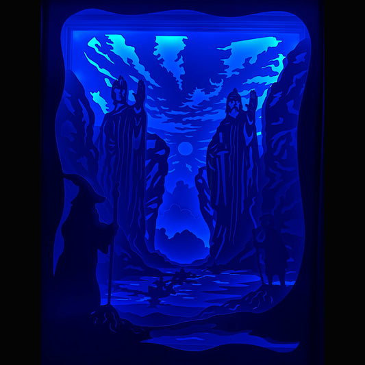 Argonath, Piliers des Rois, Le Seigneur des Anneaux, Lord of the Rings, J.R.R. Tolkien, Aragorn, Isildur, Anarion, statues géantes, fleuve Anduin, univers fantasy, Terre du Milieu, Peter Jackson, trilogie culte, décor emblématique, monument légendaire, voyage de la Communauté, saga culte, film d’heroic fantasy, paysage majestueux, tableau lumineux, lightbox, shadowbox, cadre lumineux, papier découpé, art lumineux, décoration murale, idée cadeau geek, déco fantasy, cadeau fan Tolkien