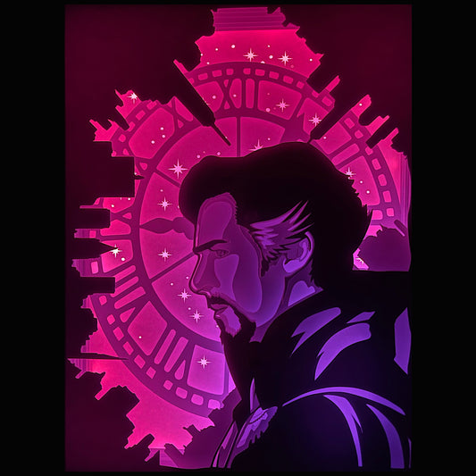 Doctor Strange, Stephen Strange, Marvel, MCU, maître des arts mystiques, sorcier suprême, magie, multivers, Avengers, film Doctor Strange, Benedict Cumberbatch, Sanctum Sanctorum, œil d’Agamotto, cape de lévitation, magie cosmique, univers Marvel, comics cultes, super-héros mystique, tableau lumineux, lightbox, shadowbox, cadre lumineux, décoration murale, papier découpé, art lumineux, idée cadeau Marvel, déco geek, cadeau fan Avengers