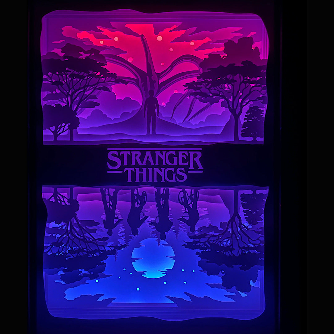 Stranger Things, Netflix, Eleven, Onze, Mike Wheeler, Will Byers, Dustin Henderson, Lucas Sinclair, Jim Hopper, Demogorgon, Vecna, Upside Down, monde à l’envers, Hawkins, années 80, vélo Stranger Things, série culte, science-fiction, horreur fantastique, monstres, pouvoirs psychiques, suspense, univers sombre, tableau lumineux, lightbox, shadowbox, cadre lumineux, papier découpé, art lumineux, décoration murale, idée cadeau geek, déco série TV, cadeau fan Stranger Things