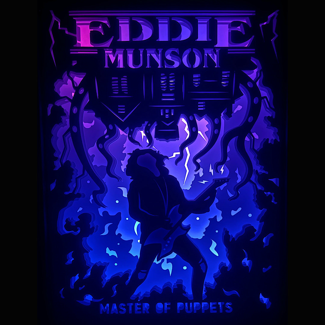 Eddie Munson, Stranger Things, Netflix, Hellfire Club, Donjons et Dragons, Dungeons and Dragons, guitariste Eddie, Master of Puppets, Metallica, saison 4 Stranger Things, Hawkins, années 80, héros rebelle, personnage culte, univers fantastique, Upside Down, monde à l’envers, Vecna, rock métal, série culte, tableau lumineux, lightbox, shadowbox, cadre lumineux, papier découpé, art lumineux, décoration murale, idée cadeau geek, déco série TV, cadeau fan Stranger Things