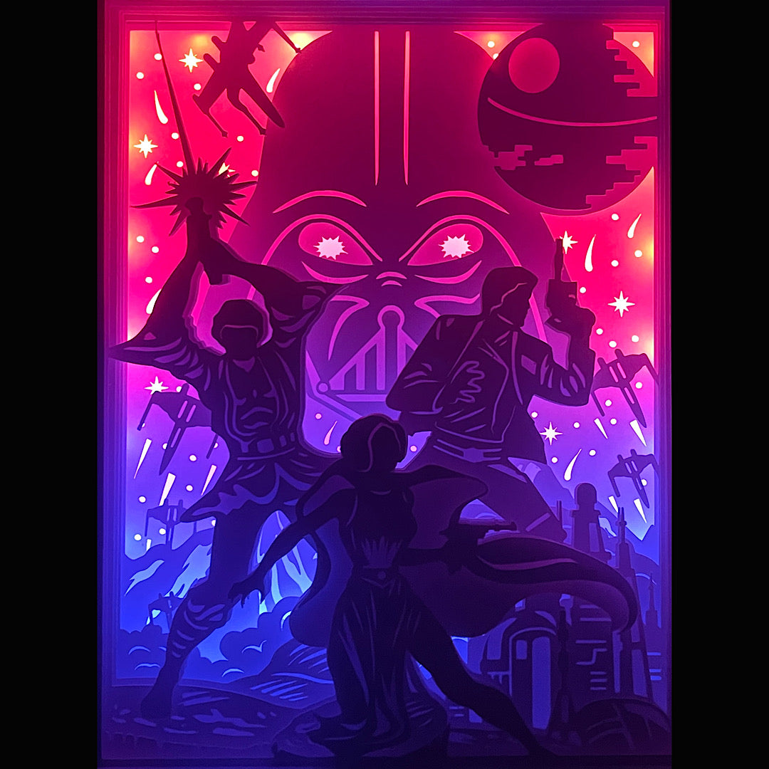 Star Wars, trilogie originale, Luke Skywalker, Princesse Leia, Han Solo, Dark Vador, Darth Vader, Étoile de la Mort, Death Star, sabre laser, Jedi, Sith, Empire galactique, Alliance rebelle, X-Wing, science-fiction, film culte, George Lucas, univers galactique, bataille spatiale, aventure intergalactique, saga légendaire, tableau lumineux, lightbox, shadowbox, cadre lumineux, papier découpé, art lumineux, décoration murale, idée cadeau geek, déco sci-fi, cadeau fan Star Wars