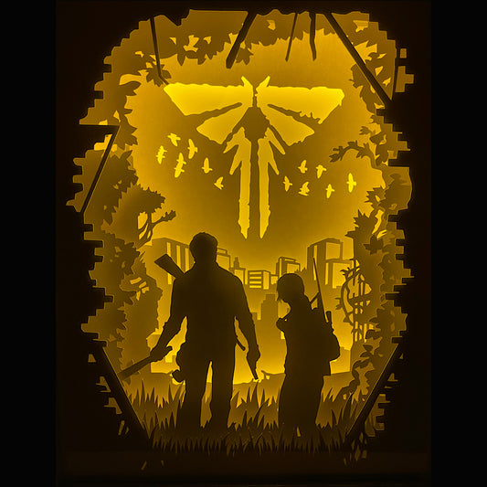 The Last of Us, TLOU, Naughty Dog, PlayStation, Joel, Ellie, Cordyceps, clickers, infectés, apocalypse, jeu vidéo culte, survival horror, aventure post-apocalyptique, monde détruit, relation père-fille, univers sombre, série HBO, Pedro Pascal, Bella Ramsey, combat pour survivre, route dangereuse, émotions fortes, tableau lumineux, lightbox, shadowbox, cadre lumineux, papier découpé, art lumineux, décoration murale, idée cadeau gamer, déco geek, cadeau fan The Last of Us