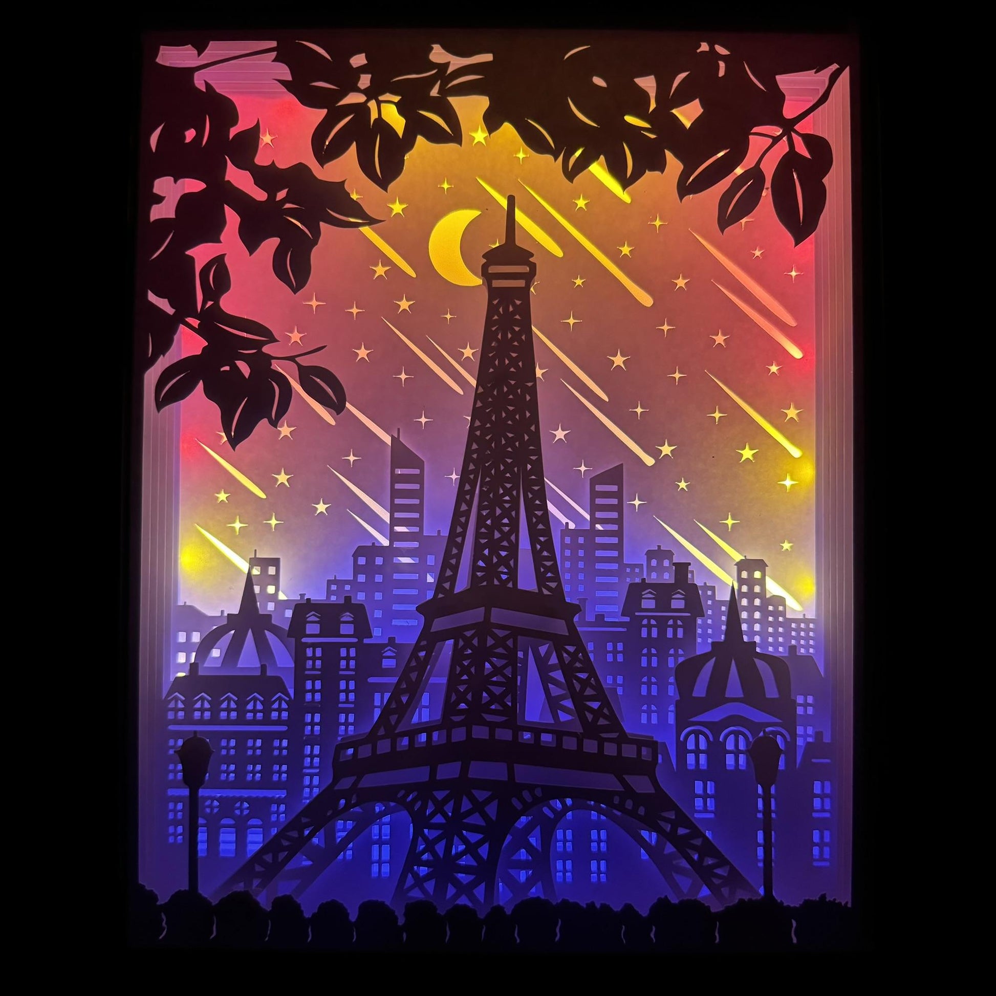 Paris, capitale de la France, ville lumière, Tour Eiffel, Arc de Triomphe, Notre-Dame de Paris, Louvre, Seine, ponts de Paris, Sacré-Cœur, Montmartre, Champs-Élysées, monuments parisiens, skyline Paris, voyage à Paris, tourisme France, ville romantique, décor urbain, univers citadin, tableau lumineux, lightbox, shadowbox, cadre lumineux, papier découpé, art lumineux, décoration murale, idée cadeau voyage, déco romantique, cadeau fan Paris