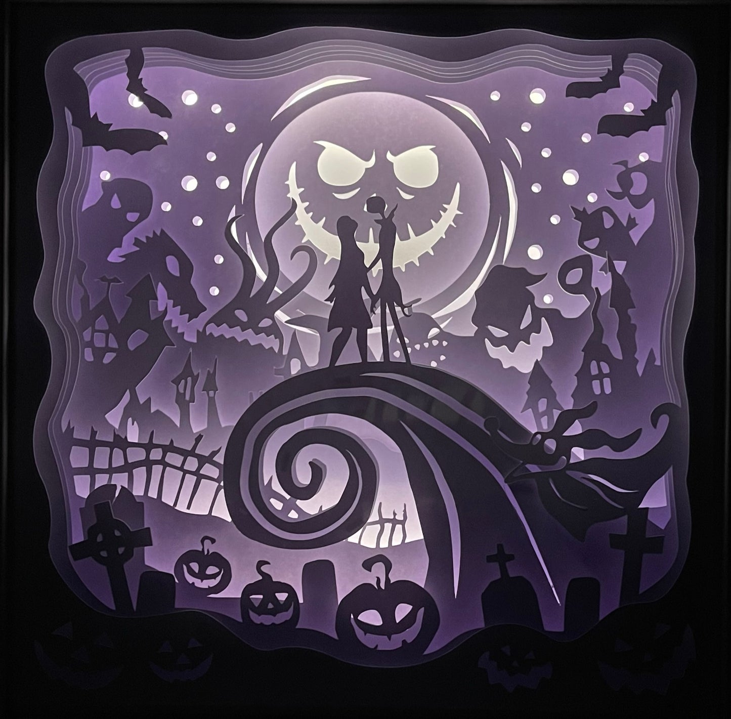 L’Étrange Noël de Monsieur Jack, The Nightmare Before Christmas, Tim Burton, Disney, Jack Skellington, Sally, couple gothique, romance magique, univers fantastique, stop motion, film d’animation culte, Halloween et Noël, ambiance gothique, amour féerique, personnages emblématiques, conte macabre, tableau lumineux, lightbox, shadowbox, cadre lumineux, papier découpé, art lumineux, décoration murale, idée cadeau Disney, déco romantique, cadeau geek