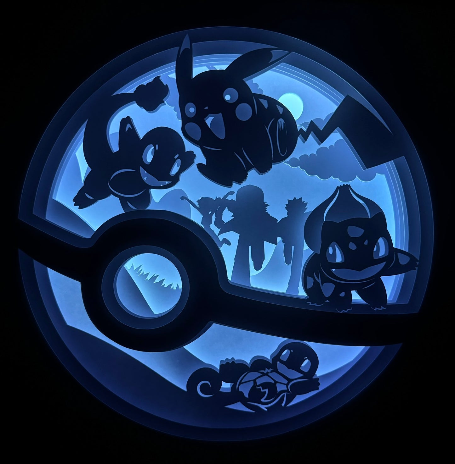 Pokémon, Pokemon, starters 1G, première génération, Kanto, Salamèche, Charmander, Reptincel, Charmeleon, Dracofeu, Charizard, Carapuce, Squirtle, Carabaffe, Wartortle, Tortank, Blastoise, Bulbizarre, Bulbasaur, Herbizarre, Ivysaur, Florizarre, Venusaur, Pikachu, pokédex, dresseur Pokémon, manga culte, anime culte, jeu vidéo Pokémon, tableau lumineux, lightbox, shadowbox, cadre lumineux, papier découpé, art lumineux, décoration murale, idée cadeau geek, cadeau fan Pokémon