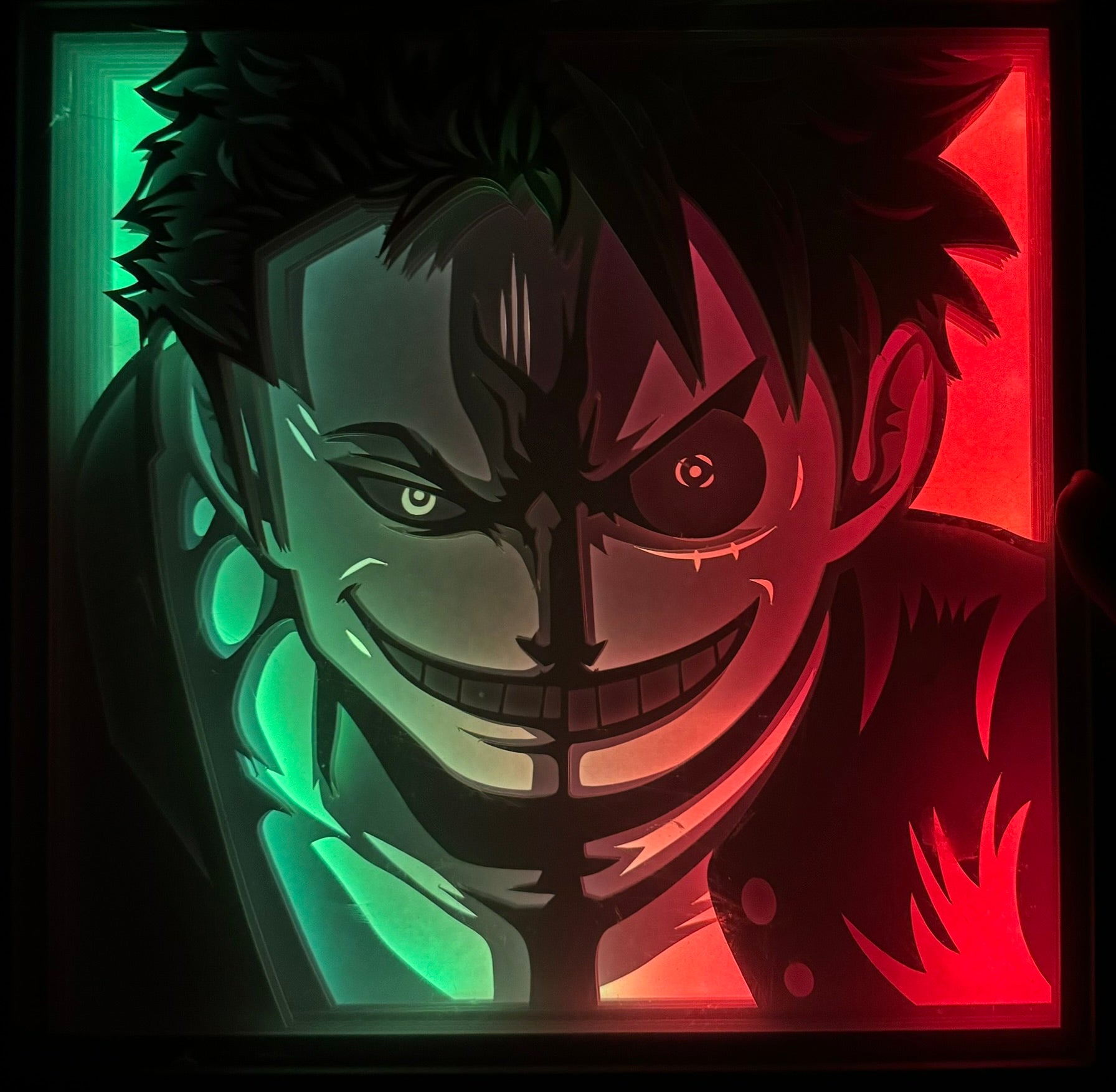 One Piece, Luffy, Monkey D. Luffy, Roronoa Zoro, Mugiwara, Chapeau de paille, épéiste légendaire, Gear 5, katana, Haki, Grand Line, équipage des Mugiwara, tableau lumineux One Piece, lightbox One Piece, shadowbox anime, cadre lumineux manga, décoration geek, art lumineux pirate, idée cadeau otaku, décoration murale One Piece, univers Eiichiro Oda, aventure épique