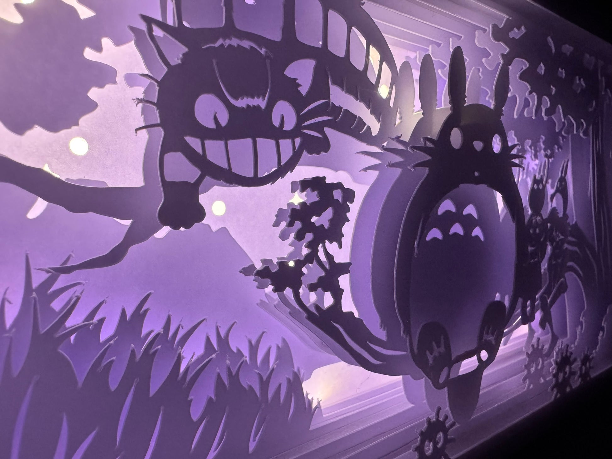 totoro, mon voisin totoro, studio ghibli, miyazaki, chatbus, poussières noires, créatures ghibli, univers magique, esprit de la forêt, dessin animé culte, film d’animation japonais, hayao miyazaki, chihiro, princesse mononoké, kiki la petite sorcière, décoration japonaise, tableau lumineux, shadowbox, lightbox, art lumineux, cadre lumineux, papier découpé, idée cadeau ghibli, déco geek, déco chambre enfant