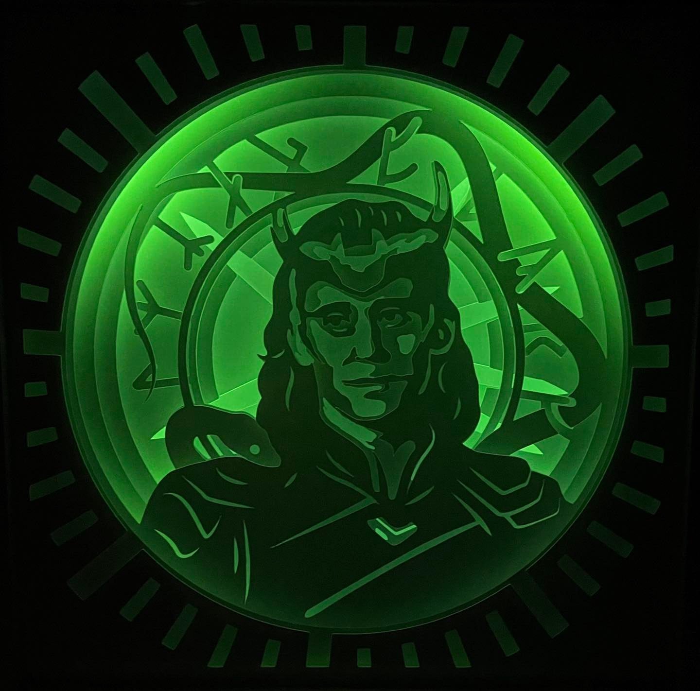 Loki, Marvel, dieu de la malice, frère de Thor, Asgard, MCU, Avengers, Tom Hiddleston, série Loki, Disney Plus, multivers, TVA, sceptre de Loki, illusions, méchant Marvel, anti-héros, personnage culte, comics Marvel, univers cosmique, film Avengers, Ragnarok, tableau lumineux, lightbox, shadowbox, cadre lumineux, papier découpé, art lumineux, décoration murale, idée cadeau Marvel, déco geek, cadeau fan Marvel