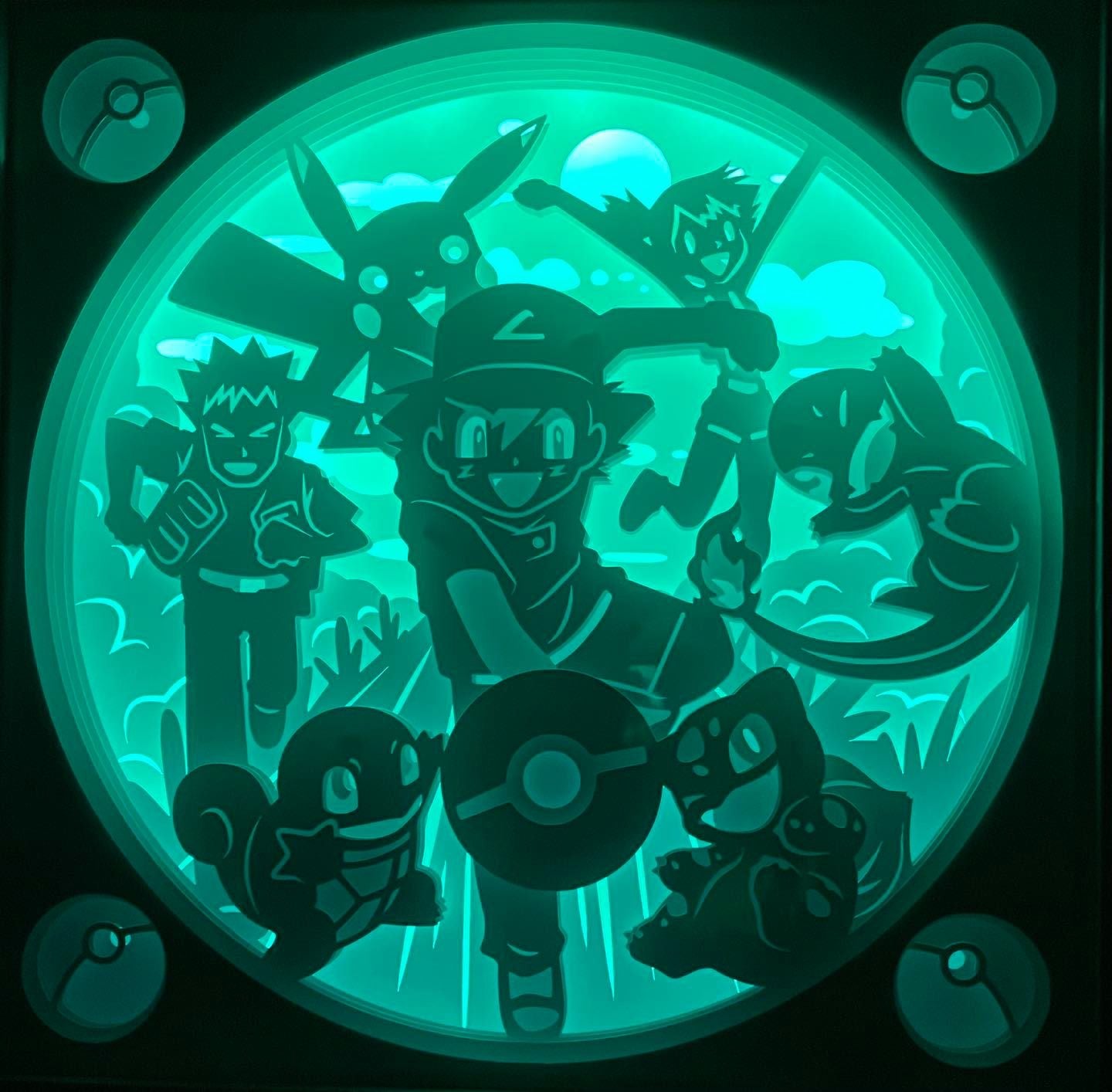 Sacha, Ash Ketchum, Pokémon, Pokemon, dresseur Pokémon, Pikachu, Ligue Pokémon, champion Pokémon, voyage initiatique, Kanto, Johto, Hoenn, Sinnoh, Unys, Kalos, Alola, Galar, maître Pokémon, pokédex, casquette de Sacha, héros de l’anime, compagnon de Pikachu, manga culte, anime culte, univers Pokémon, jeu vidéo Pokémon, tableau lumineux, lightbox, shadowbox, cadre lumineux, papier découpé, art lumineux, décoration murale, idée cadeau geek, cadeau fan Pokémon