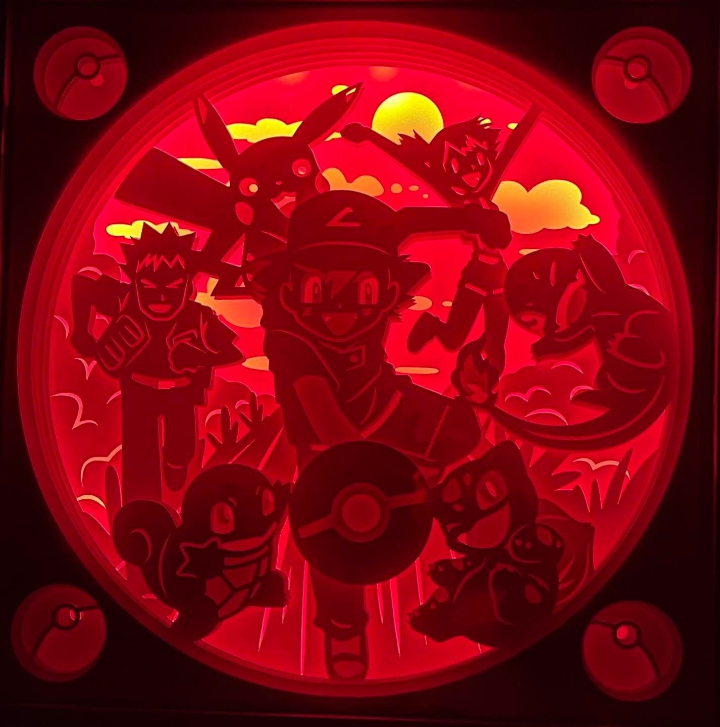 Sacha, Ash Ketchum, Pokémon, Pokemon, dresseur Pokémon, Pikachu, Ligue Pokémon, champion Pokémon, voyage initiatique, Kanto, Johto, Hoenn, Sinnoh, Unys, Kalos, Alola, Galar, maître Pokémon, pokédex, casquette de Sacha, héros de l’anime, compagnon de Pikachu, manga culte, anime culte, univers Pokémon, jeu vidéo Pokémon, tableau lumineux, lightbox, shadowbox, cadre lumineux, papier découpé, art lumineux, décoration murale, idée cadeau geek, cadeau fan Pokémon