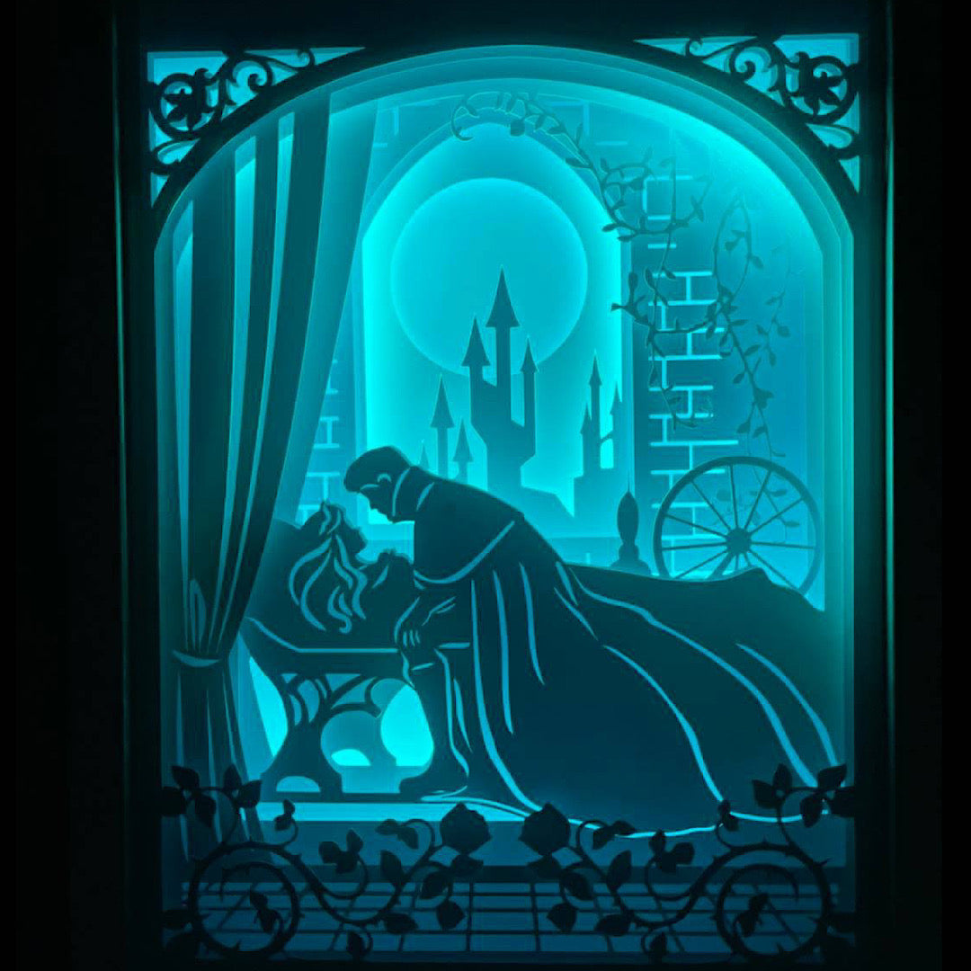 La Belle au bois dormant, Sleeping Beauty, Disney, princesse Aurore, Maléfique, prince Philippe, château enchanté, épée de vérité, fée marraine, univers féerique, film d’animation culte, conte de fées, magie Disney, réveil par le baiser, dessin animé classique, héroïne Disney, méchante Disney, conte intemporel, tableau lumineux, lightbox, shadowbox, cadre lumineux, papier découpé, art lumineux, décoration murale, idée cadeau Disney, déco féerique, cadeau geek