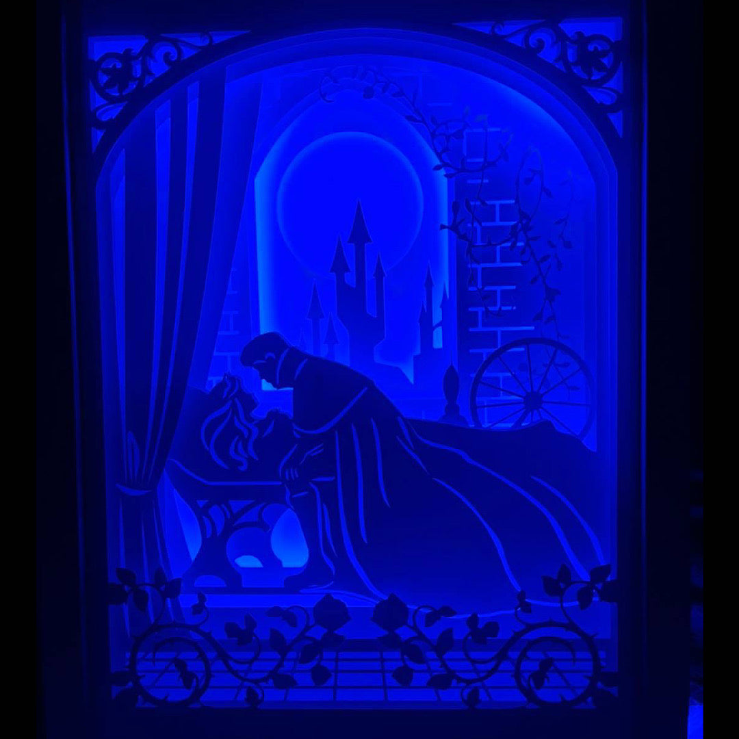 La Belle au bois dormant, Sleeping Beauty, Disney, princesse Aurore, Maléfique, prince Philippe, château enchanté, épée de vérité, fée marraine, univers féerique, film d’animation culte, conte de fées, magie Disney, réveil par le baiser, dessin animé classique, héroïne Disney, méchante Disney, conte intemporel, tableau lumineux, lightbox, shadowbox, cadre lumineux, papier découpé, art lumineux, décoration murale, idée cadeau Disney, déco féerique, cadeau geek