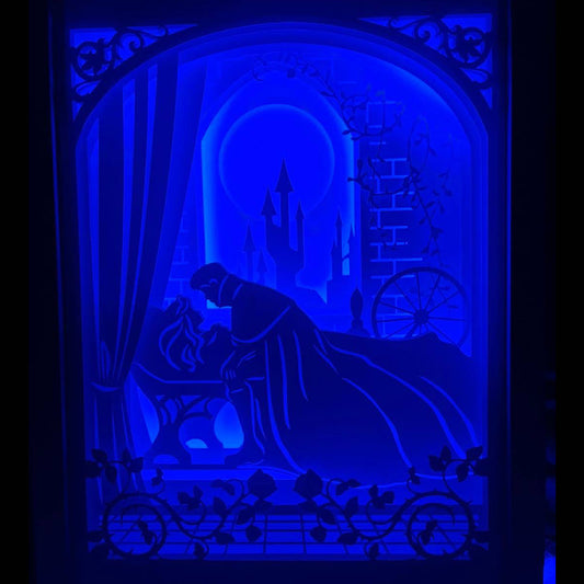 La Belle au bois dormant, Sleeping Beauty, Disney, princesse Aurore, Maléfique, prince Philippe, château enchanté, épée de vérité, fée marraine, univers féerique, film d’animation culte, conte de fées, magie Disney, réveil par le baiser, dessin animé classique, héroïne Disney, méchante Disney, conte intemporel, tableau lumineux, lightbox, shadowbox, cadre lumineux, papier découpé, art lumineux, décoration murale, idée cadeau Disney, déco féerique, cadeau geek