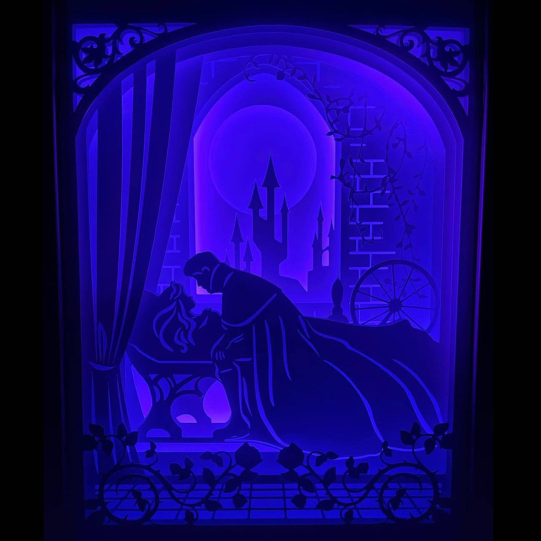 La Belle au bois dormant, Sleeping Beauty, Disney, princesse Aurore, Maléfique, prince Philippe, château enchanté, épée de vérité, fée marraine, univers féerique, film d’animation culte, conte de fées, magie Disney, réveil par le baiser, dessin animé classique, héroïne Disney, méchante Disney, conte intemporel, tableau lumineux, lightbox, shadowbox, cadre lumineux, papier découpé, art lumineux, décoration murale, idée cadeau Disney, déco féerique, cadeau geek