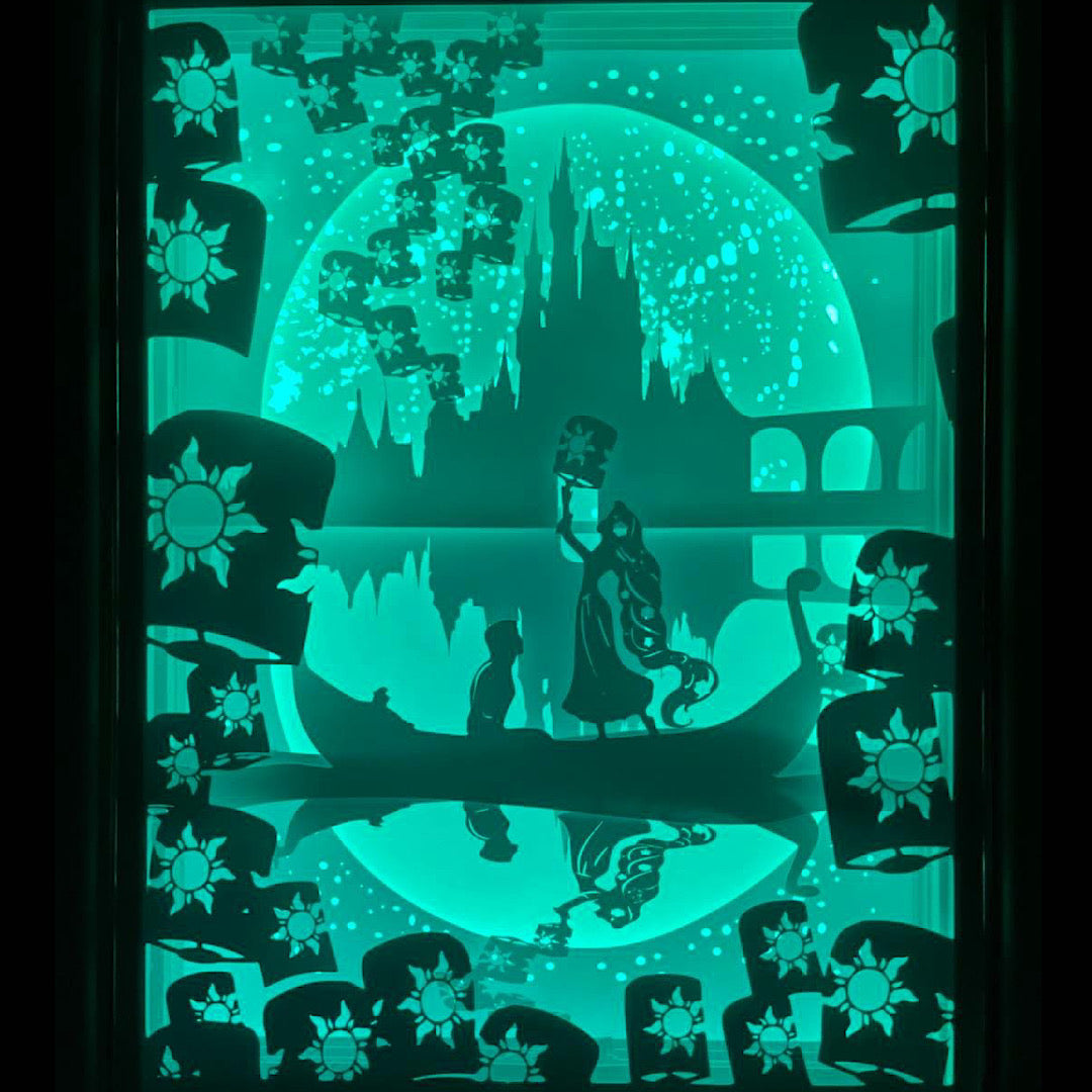 Raiponce, Tangled, Disney, princesse Raiponce, Flynn Rider, Pascal, Maximus, Mère Gothel, cheveux magiques, tour de Raiponce, lanternes flottantes, royaume de Corona, film d’animation culte, univers féerique, conte de fées, princesse Disney, romance magique, dessin animé Disney, aventure enchantée, chanson Je veux y croire, magie Disney, tableau lumineux, lightbox, shadowbox, cadre lumineux, papier découpé, art lumineux, décoration murale, idée cadeau Disney, déco féerique, cadeau fan Disney