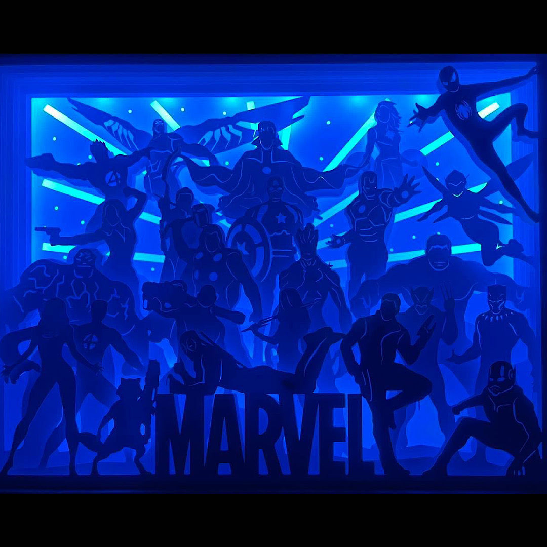 Marvel, MCU, Marvel Cinematic Universe, comics Marvel, super-héros, Avengers, Iron Man, Captain America, Thor, Hulk, Black Widow, Hawkeye, Spider-Man, Black Panther, Doctor Strange, Ant-Man, Scarlet Witch, Loki, Groot, Gardiens de la Galaxie, multivers, Stan Lee, films Marvel, saga Avengers, univers cosmique, tableau lumineux, lightbox, shadowbox, cadre lumineux, papier découpé, art lumineux, décoration murale, idée cadeau geek, déco super-héros, cadeau fan Marvel