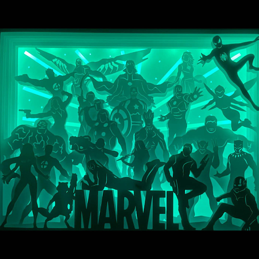 Marvel, MCU, Marvel Cinematic Universe, comics Marvel, super-héros, Avengers, Iron Man, Captain America, Thor, Hulk, Black Widow, Hawkeye, Spider-Man, Black Panther, Doctor Strange, Ant-Man, Scarlet Witch, Loki, Groot, Gardiens de la Galaxie, multivers, Stan Lee, films Marvel, saga Avengers, univers cosmique, tableau lumineux, lightbox, shadowbox, cadre lumineux, papier découpé, art lumineux, décoration murale, idée cadeau geek, déco super-héros, cadeau fan Marvel