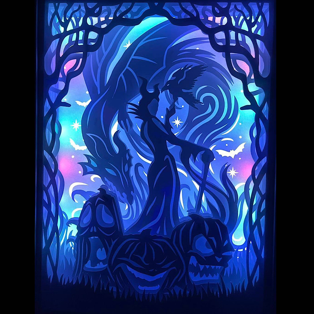 Maléfique, Maleficent, Disney, La Belle au bois dormant, princesse Aurore, méchante Disney, sorcière maléfique, dragon Maléfique, transformation en dragon, univers gothique, magie noire, film d’animation culte, dessin animé Disney, film Maléfique, Angelina Jolie, personnage emblématique, Halloween Disney, conte de fées sombre, tableau lumineux, lightbox, shadowbox, cadre lumineux, papier découpé, art lumineux, décoration murale, idée cadeau Disney, déco geek, cadeau fan Disney