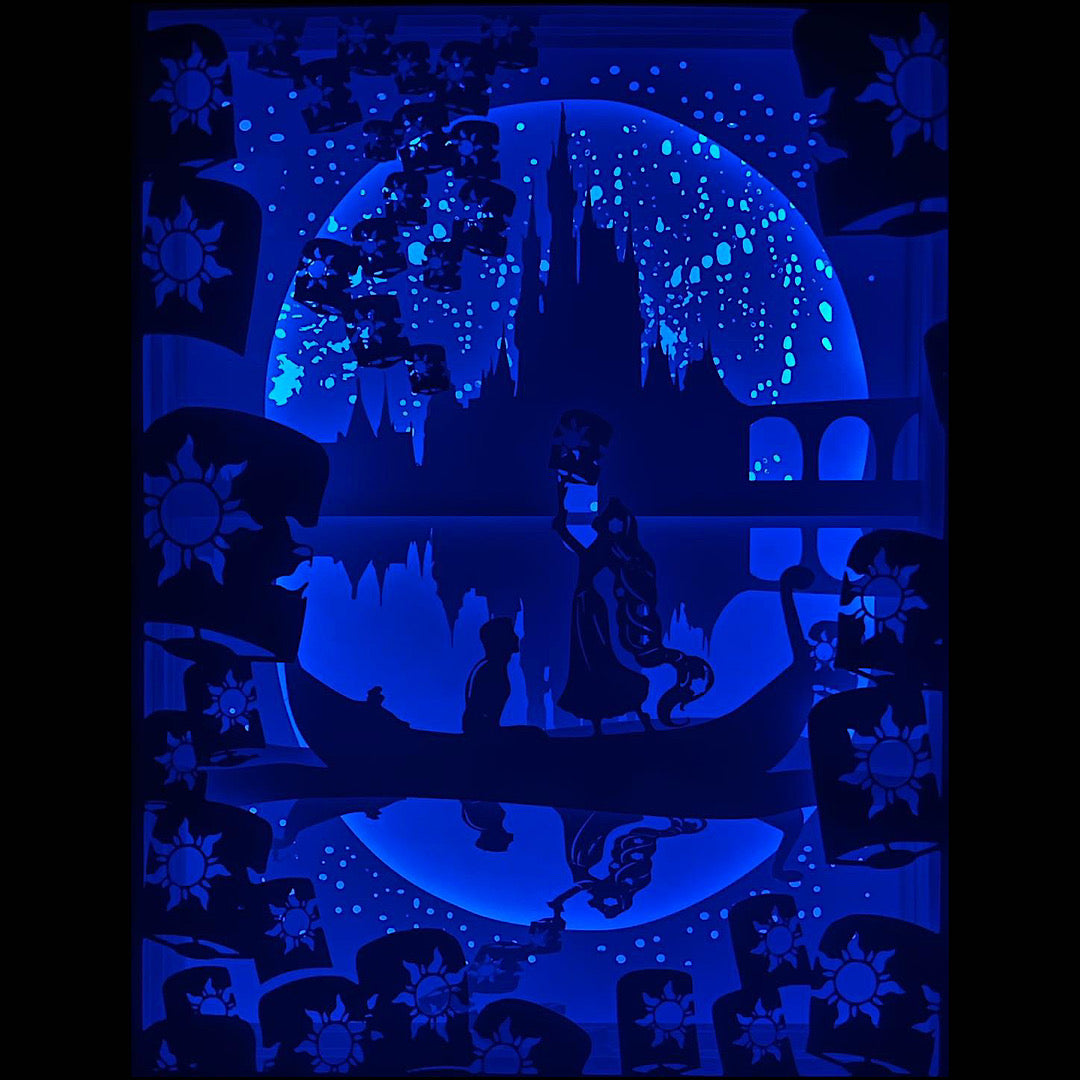 Raiponce, Tangled, Disney, princesse Raiponce, Flynn Rider, Pascal, Maximus, Mère Gothel, cheveux magiques, tour de Raiponce, lanternes flottantes, royaume de Corona, film d’animation culte, univers féerique, conte de fées, princesse Disney, romance magique, dessin animé Disney, aventure enchantée, chanson Je veux y croire, magie Disney, tableau lumineux, lightbox, shadowbox, cadre lumineux, papier découpé, art lumineux, décoration murale, idée cadeau Disney, déco féerique, cadeau fan Disney