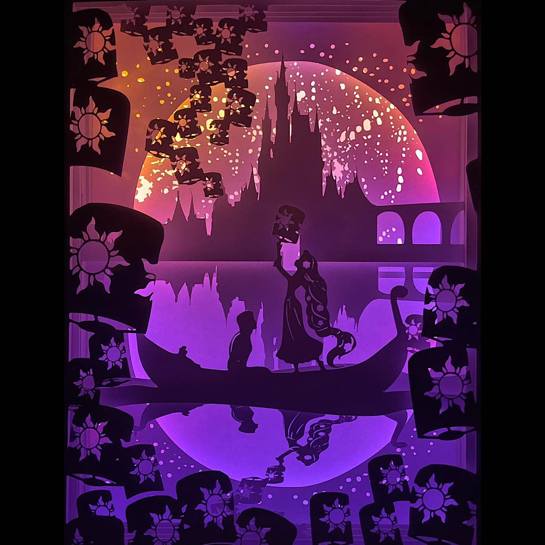 Raiponce, Tangled, Disney, princesse Raiponce, Flynn Rider, Pascal, Maximus, Mère Gothel, cheveux magiques, tour de Raiponce, lanternes flottantes, royaume de Corona, film d’animation culte, univers féerique, conte de fées, princesse Disney, romance magique, dessin animé Disney, aventure enchantée, chanson Je veux y croire, magie Disney, tableau lumineux, lightbox, shadowbox, cadre lumineux, papier découpé, art lumineux, décoration murale, idée cadeau Disney, déco féerique, cadeau fan Disney