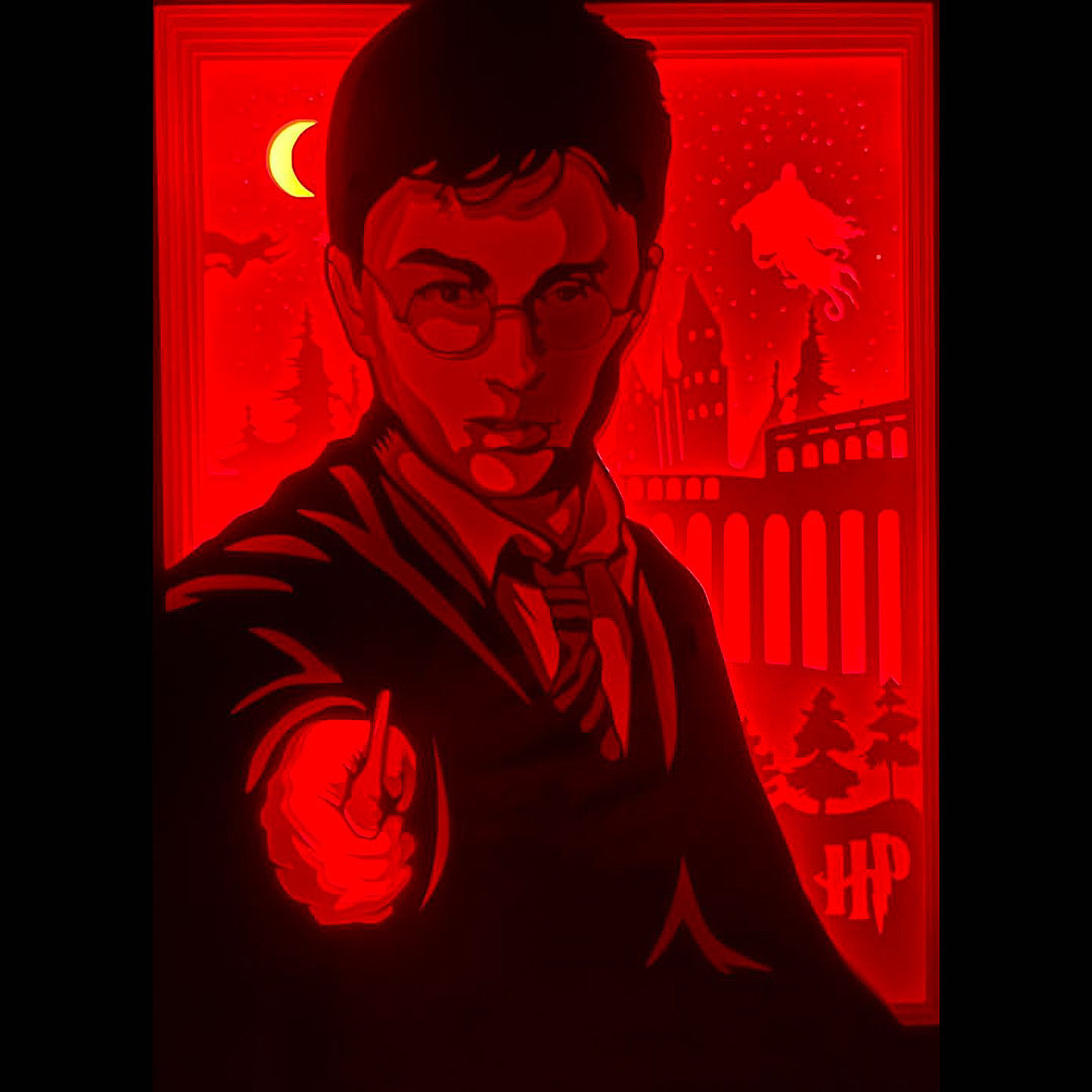 Harry Potter, J.K. Rowling, Poudlard, Hogwarts, Gryffondor, Serpentard, Poufsouffle, Serdaigle, Hedwige, Dobby, baguette magique, Patronus, Quidditch, magie, sorcier, univers fantastique, saga Harry Potter, film culte, Warner Bros, château de Poudlard, école des sorciers, tableau lumineux, lightbox, shadowbox, cadre lumineux, papier découpé, art lumineux, décoration murale, idée cadeau geek, déco fantastique, cadeau fan Harry Potter