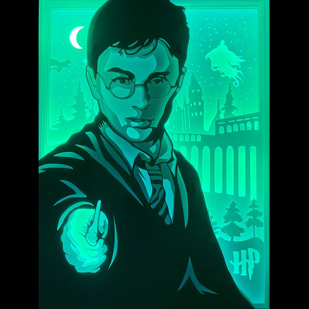 Harry Potter, J.K. Rowling, Poudlard, Hogwarts, Gryffondor, Serpentard, Poufsouffle, Serdaigle, Hedwige, Dobby, baguette magique, Patronus, Quidditch, magie, sorcier, univers fantastique, saga Harry Potter, film culte, Warner Bros, château de Poudlard, école des sorciers, tableau lumineux, lightbox, shadowbox, cadre lumineux, papier découpé, art lumineux, décoration murale, idée cadeau geek, déco fantastique, cadeau fan Harry Potter