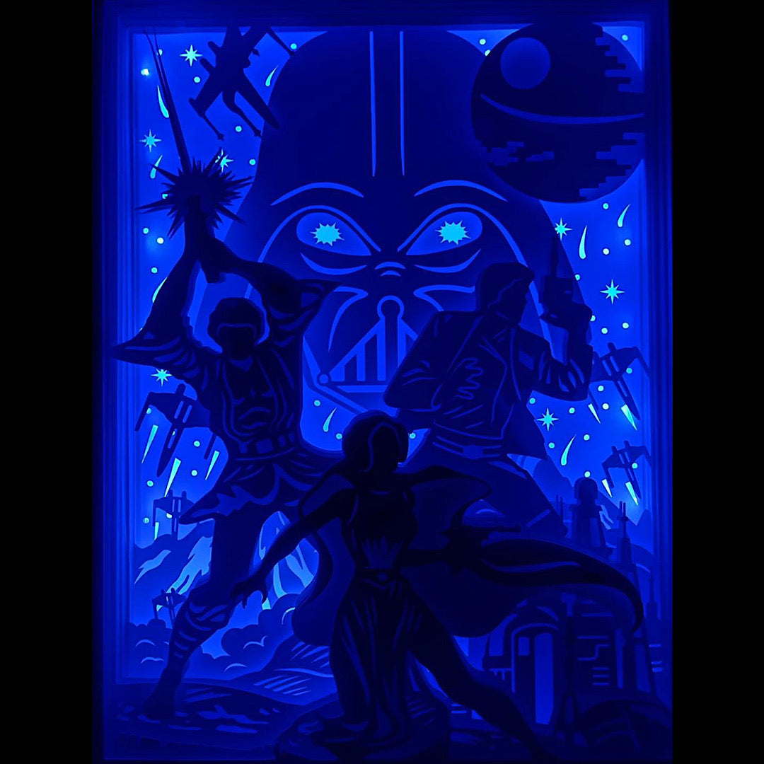 Star Wars, trilogie originale, Luke Skywalker, Princesse Leia, Han Solo, Dark Vador, Darth Vader, Étoile de la Mort, Death Star, sabre laser, Jedi, Sith, Empire galactique, Alliance rebelle, X-Wing, science-fiction, film culte, George Lucas, univers galactique, bataille spatiale, aventure intergalactique, saga légendaire, tableau lumineux, lightbox, shadowbox, cadre lumineux, papier découpé, art lumineux, décoration murale, idée cadeau geek, déco sci-fi, cadeau fan Star Wars