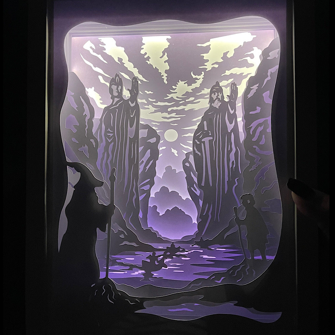 Argonath, Piliers des Rois, Le Seigneur des Anneaux, Lord of the Rings, J.R.R. Tolkien, Aragorn, Isildur, Anarion, statues géantes, fleuve Anduin, univers fantasy, Terre du Milieu, Peter Jackson, trilogie culte, décor emblématique, monument légendaire, voyage de la Communauté, saga culte, film d’heroic fantasy, paysage majestueux, tableau lumineux, lightbox, shadowbox, cadre lumineux, papier découpé, art lumineux, décoration murale, idée cadeau geek, déco fantasy, cadeau fan Tolkien