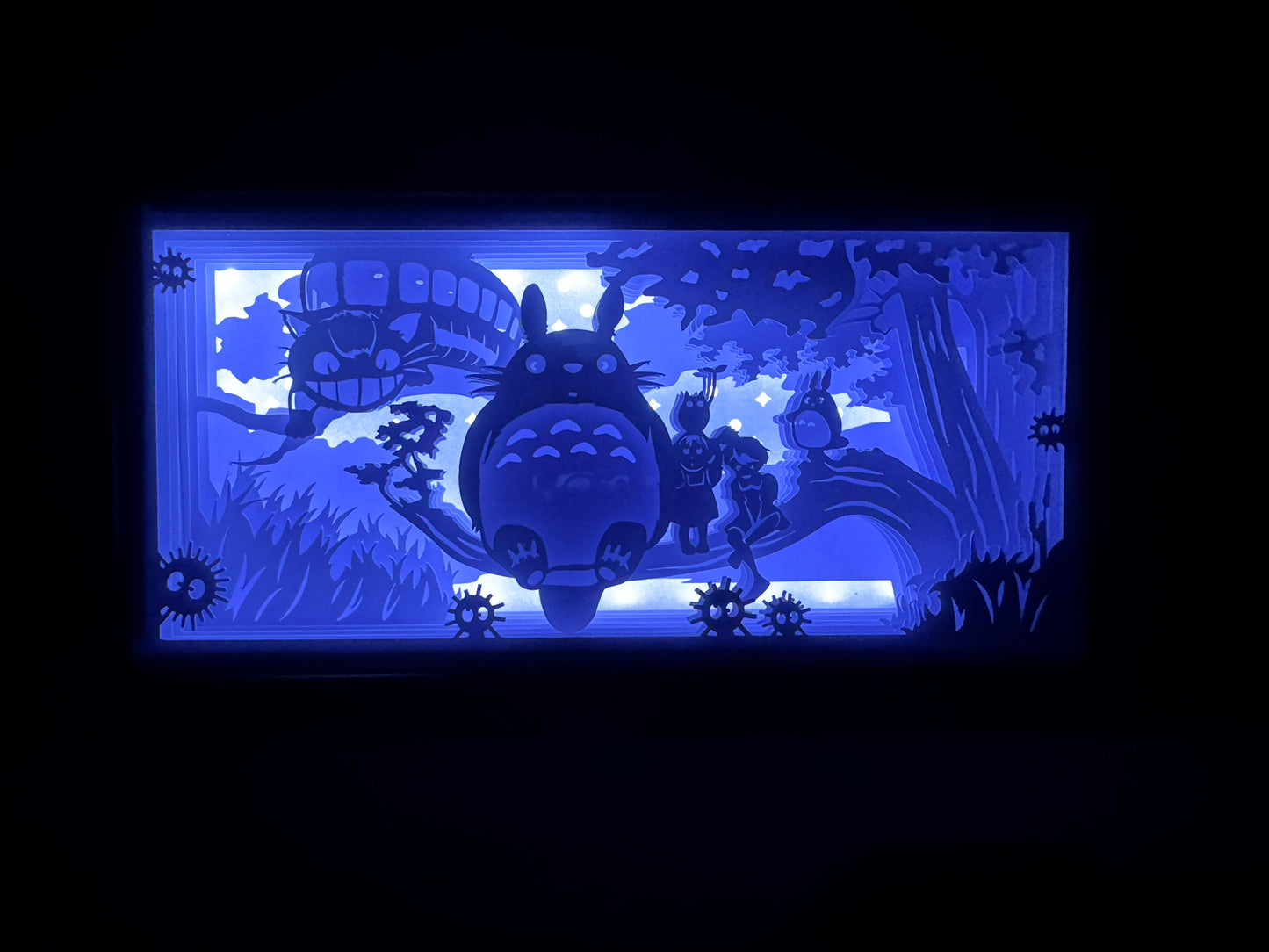 totoro, mon voisin totoro, studio ghibli, miyazaki, chatbus, poussières noires, créatures ghibli, univers magique, esprit de la forêt, dessin animé culte, film d’animation japonais, hayao miyazaki, chihiro, princesse mononoké, kiki la petite sorcière, décoration japonaise, tableau lumineux, shadowbox, lightbox, art lumineux, cadre lumineux, papier découpé, idée cadeau ghibli, déco geek, déco chambre enfant