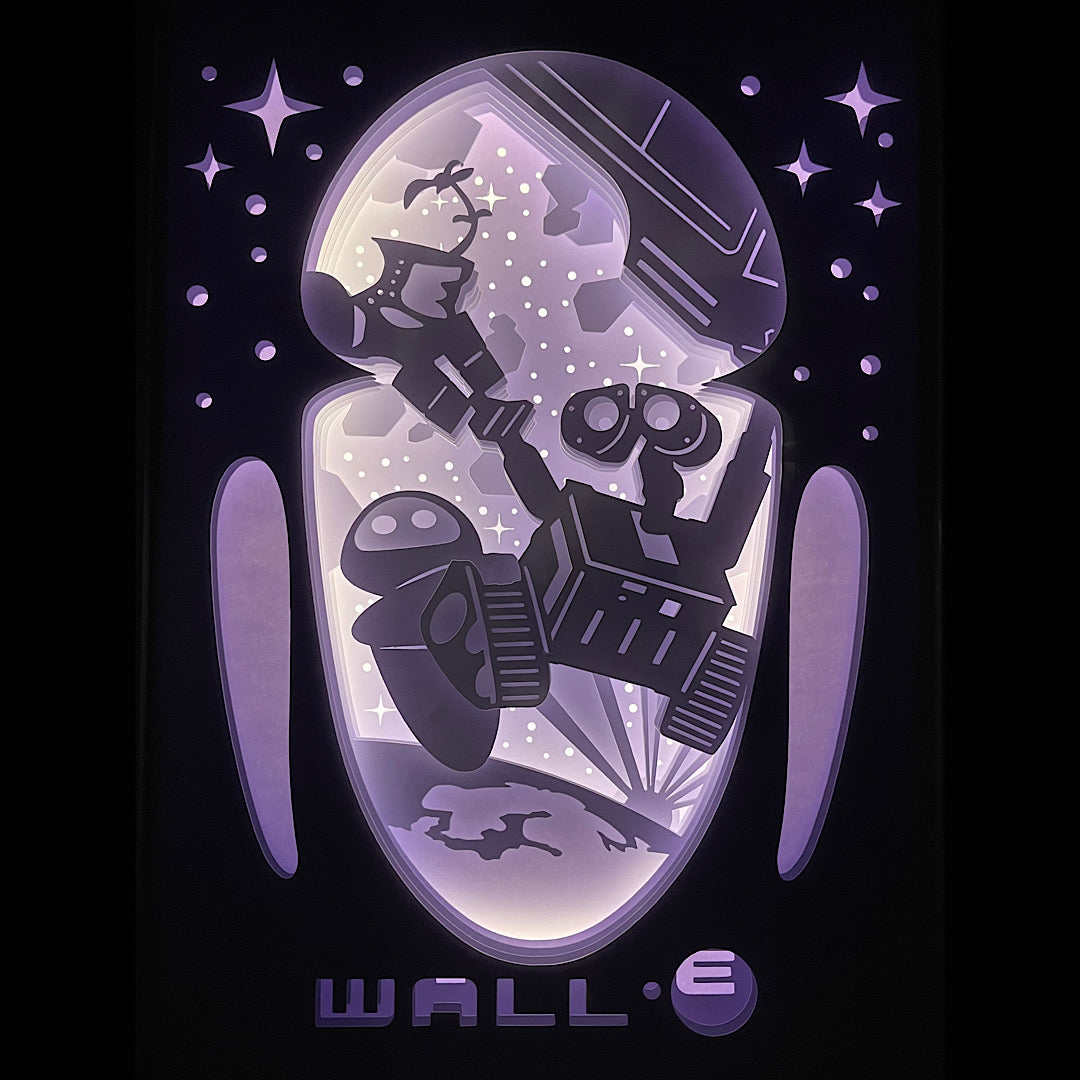 Wall-E, Disney Pixar, Eve, film d’animation culte, robot, futur post-apocalyptique, amour robotique, espace, Terre abandonnée, vaisseau Axiom, aventure futuriste, univers Pixar, personnage attachant, Disney robot, tableau lumineux Wall-E, lightbox Pixar, shadowbox Disney, cadre lumineux, papier découpé, décoration Disney Pixar, idée cadeau enfant, déco geek, cadeau fan Disney