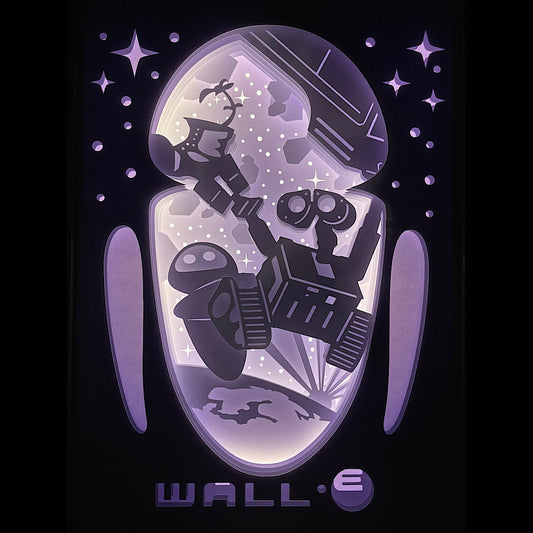 Wall-E, Disney Pixar, Eve, film d’animation culte, robot, futur post-apocalyptique, amour robotique, espace, Terre abandonnée, vaisseau Axiom, aventure futuriste, univers Pixar, personnage attachant, Disney robot, tableau lumineux Wall-E, lightbox Pixar, shadowbox Disney, cadre lumineux, papier découpé, décoration Disney Pixar, idée cadeau enfant, déco geek, cadeau fan Disney