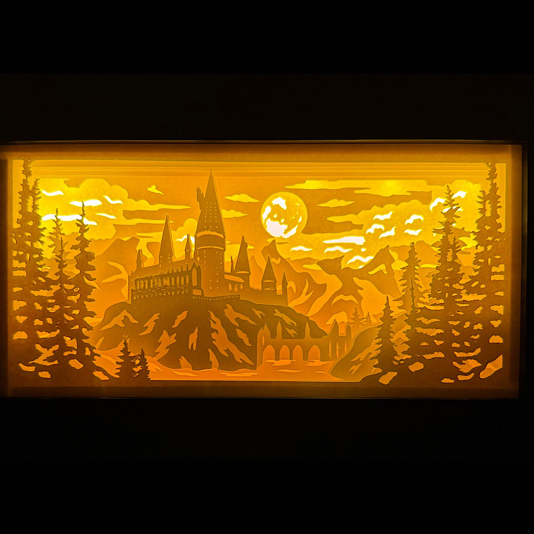 Poudlard, Hogwarts, Harry Potter, J.K. Rowling, château de Poudlard, école de sorcellerie, Gryffondor, Serpentard, Poufsouffle, Serdaigle, univers magique, saga Harry Potter, film culte, élèves sorciers, professeurs de magie, Dumbledore, monde fantastique, magie, château enchanté, dessin animé culte, tableau lumineux, lightbox, shadowbox, cadre lumineux, papier découpé, art lumineux, décoration murale, idée cadeau geek, déco magique, cadeau fan Harry Potter