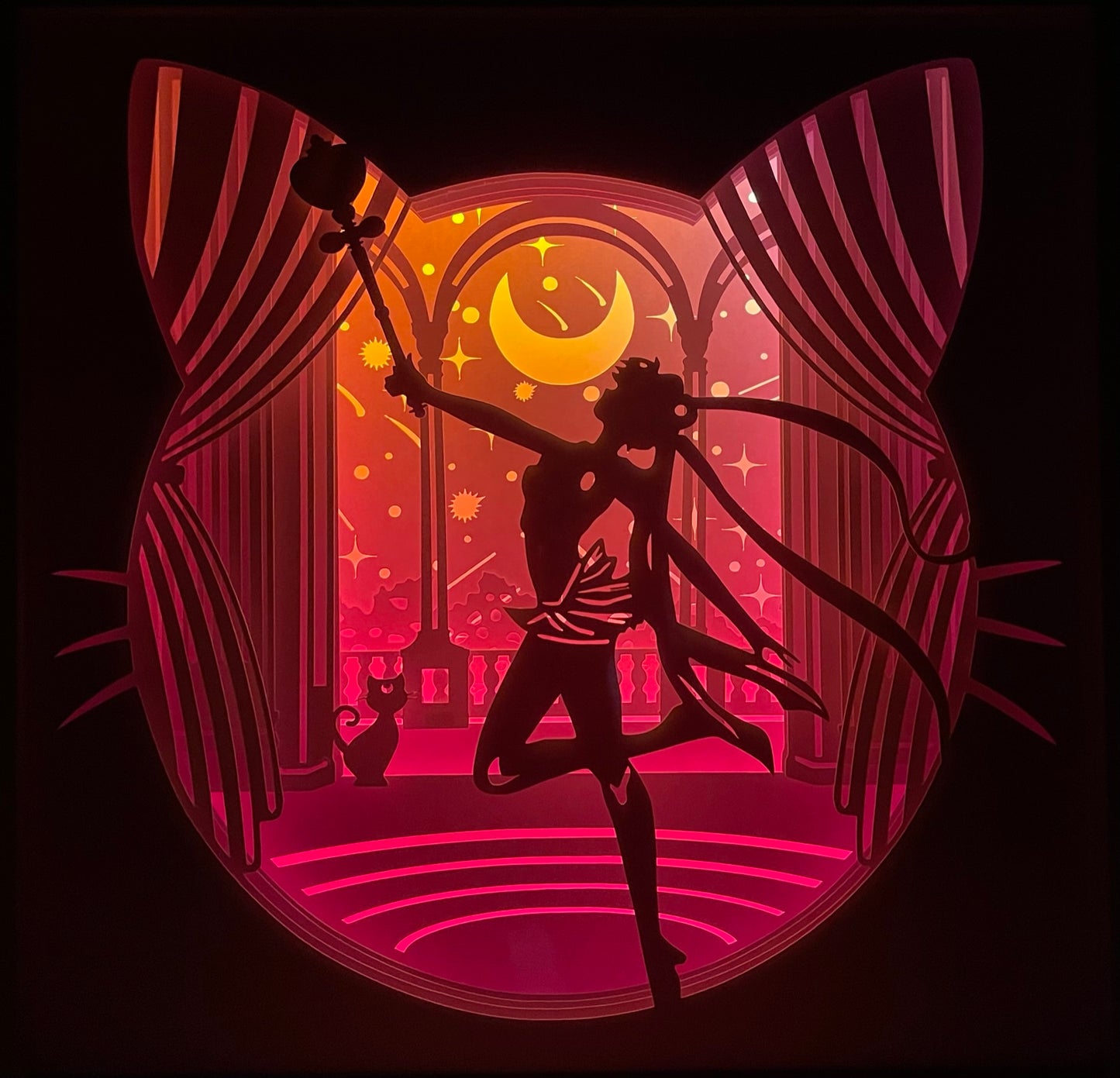 Sailor Moon, Naoko Takeuchi, Usagi Tsukino, guerrières Sailor, Sailor Mercury, Sailor Mars, Sailor Jupiter, Sailor Venus, Tuxedo Mask, Chibiusa, Crystal Tokyo, Silver Millennium, lune magique, sceptre lunaire, transformation magique, shoujo culte, manga culte, anime culte, années 90, univers féerique, héroïne magique, tableau lumineux, lightbox, shadowbox, cadre lumineux, papier découpé, art lumineux, décoration murale, idée cadeau manga, déco geek, cadeau otaku