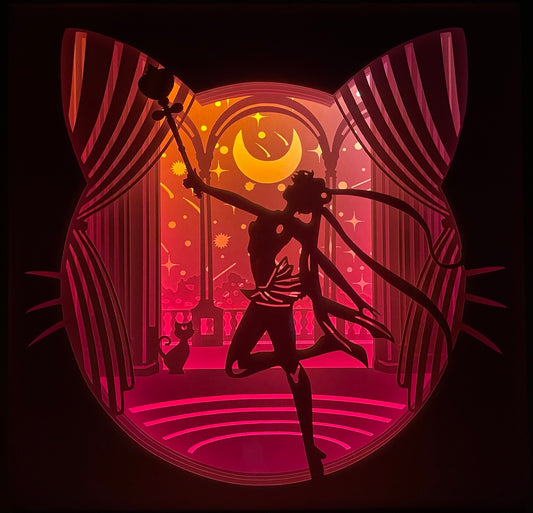 Sailor Moon, Naoko Takeuchi, Usagi Tsukino, guerrières Sailor, Sailor Mercury, Sailor Mars, Sailor Jupiter, Sailor Venus, Tuxedo Mask, Chibiusa, Crystal Tokyo, Silver Millennium, lune magique, sceptre lunaire, transformation magique, shoujo culte, manga culte, anime culte, années 90, univers féerique, héroïne magique, tableau lumineux, lightbox, shadowbox, cadre lumineux, papier découpé, art lumineux, décoration murale, idée cadeau manga, déco geek, cadeau otaku