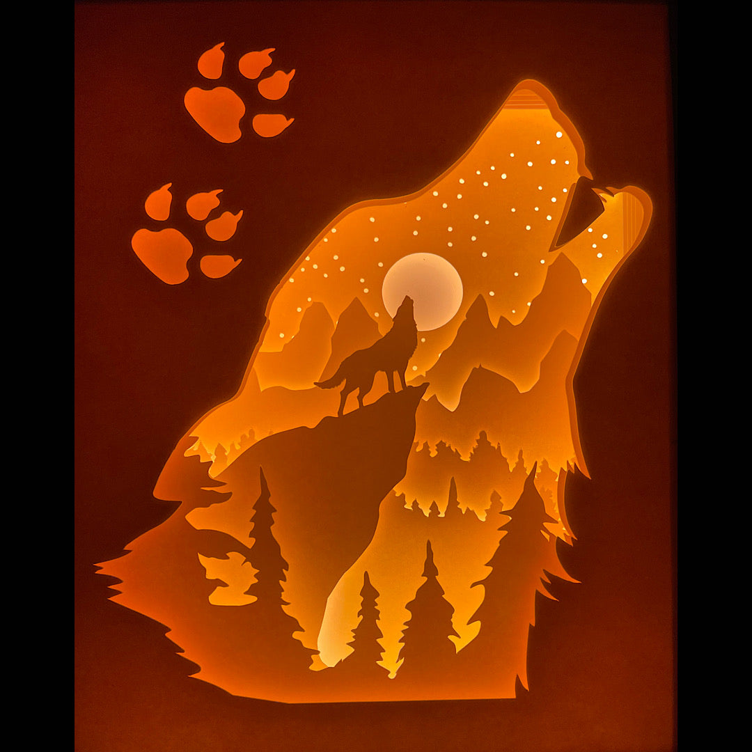 loup, loups, meute de loups, hurlement de loup, pleine lune, forêt enneigée, animal sauvage, prédateur, nature sauvage, animal totem, esprit du loup, symbole de liberté, univers mystique, montagne, faune sauvage, décor naturel, scène nocturne, tableau lumineux, lightbox, shadowbox, cadre lumineux, papier découpé, art lumineux, décoration murale, idée cadeau nature, déco spirituelle, ambiance féerique, cadeau animal totem