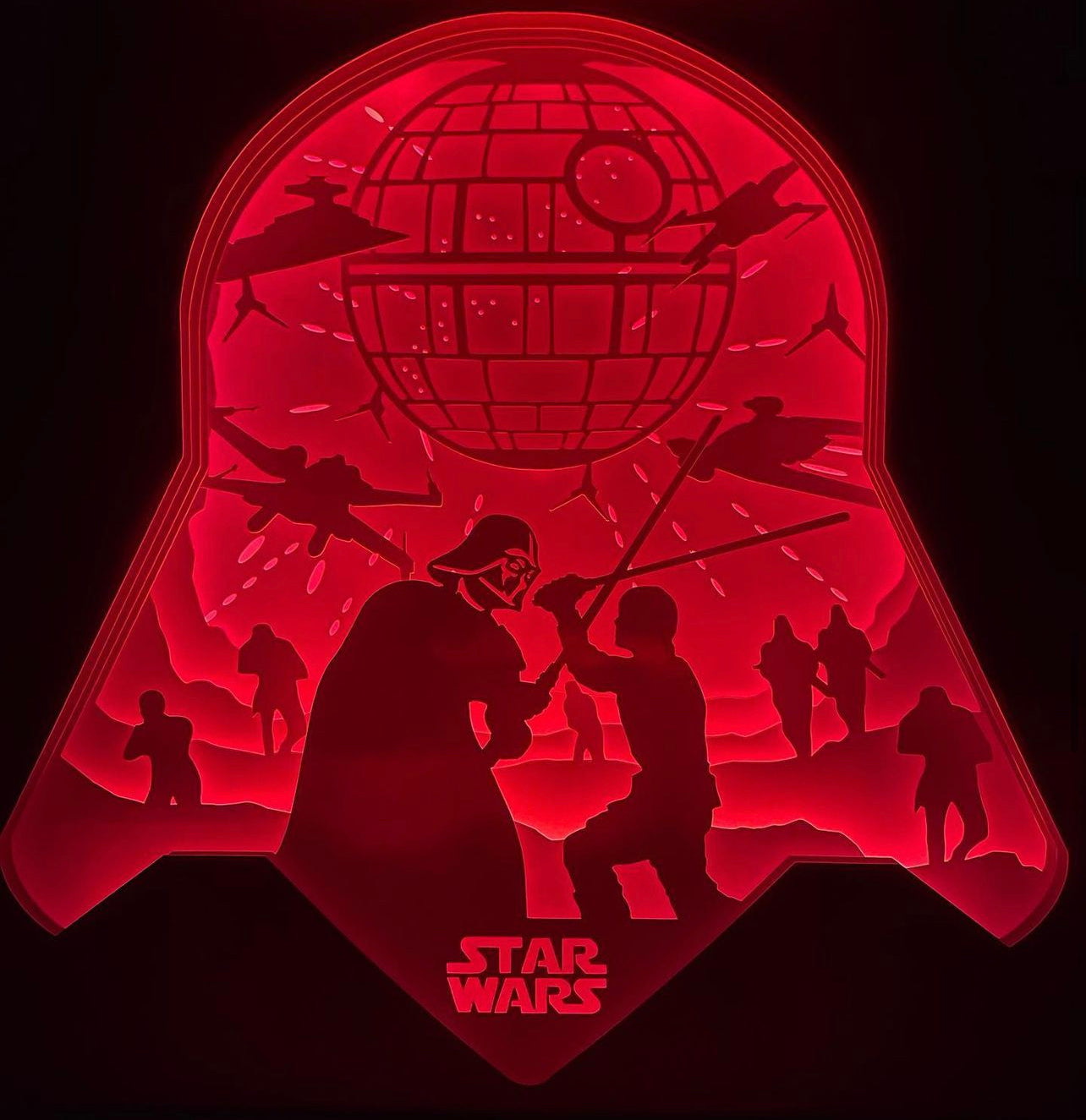 Star Wars, Darth Vader, Dark Vador, Luke Skywalker, combat sabre laser, Jedi, Sith, Étoile de la Mort, Death Star, X-Wing, TIE Fighter, Empire galactique, Alliance rebelle, trilogie originale, George Lucas, film culte, bataille spatiale, science-fiction, univers galactique, duel épique, côté obscur de la Force, tableau lumineux, lightbox, shadowbox, cadre lumineux, papier découpé, art lumineux, décoration murale, idée cadeau geek, déco sci-fi, cadeau fan Star Wars