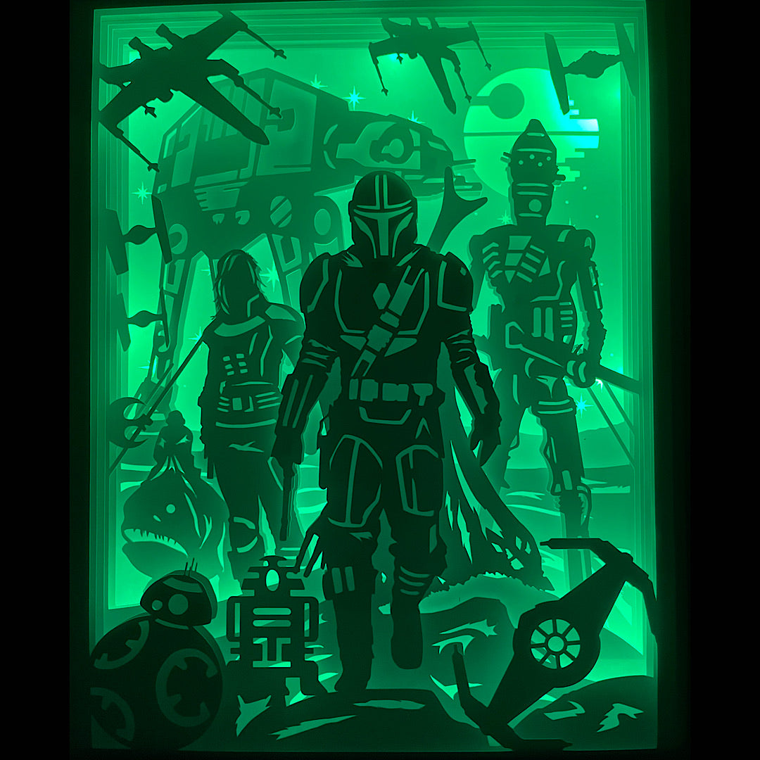 The Mandalorian, Star Wars, Din Djarin, Mando, Grogu, Baby Yoda, Jedi, sabre noir, Darksaber, Beskar, armure mandalorienne, chasseur de primes, galaxie lointaine, univers Star Wars, Disney Plus, série culte, saga Star Wars, Luke Skywalker, vaisseau Razor Crest, aventure galactique, personnage emblématique, tableau lumineux, lightbox, shadowbox, cadre lumineux, papier découpé, art lumineux, décoration murale, idée cadeau Star Wars, déco geek, cadeau fan Star Wars