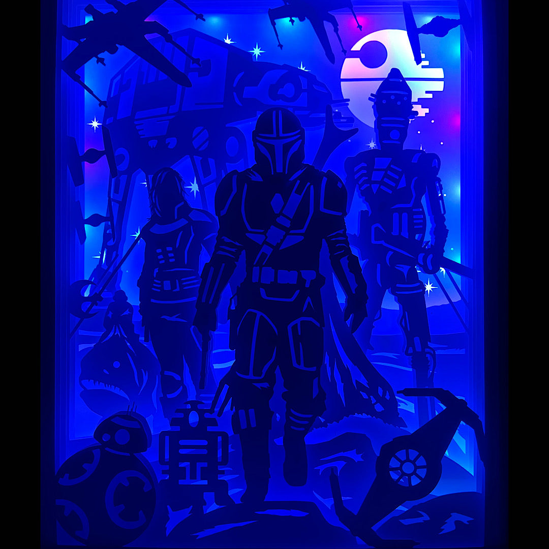 The Mandalorian, Star Wars, Din Djarin, Mando, Grogu, Baby Yoda, Jedi, sabre noir, Darksaber, Beskar, armure mandalorienne, chasseur de primes, galaxie lointaine, univers Star Wars, Disney Plus, série culte, saga Star Wars, Luke Skywalker, vaisseau Razor Crest, aventure galactique, personnage emblématique, tableau lumineux, lightbox, shadowbox, cadre lumineux, papier découpé, art lumineux, décoration murale, idée cadeau Star Wars, déco geek, cadeau fan Star Wars