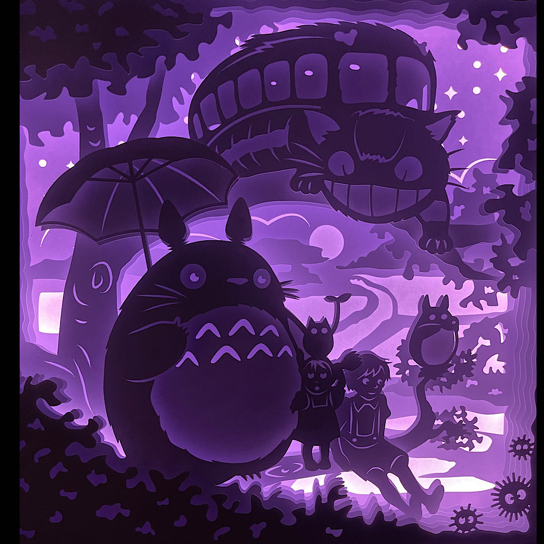 totoro, mon voisin totoro, totoro parapluie, chatbus, mei et satsuki, studio ghibli, hayao miyazaki, film d’animation japonais, esprit de la forêt, créatures magiques, noiraudes, univers féerique, anime culte, dessin animé japonais, princesse mononoké, le voyage de chihiro, kiki la petite sorcière, tableau lumineux, cadre lumineux, lightbox, shadowbox, papier découpé, décoration japonaise, déco geek, idée cadeau ghibli