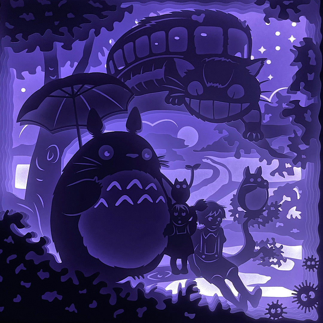 totoro, mon voisin totoro, totoro parapluie, chatbus, mei et satsuki, studio ghibli, hayao miyazaki, film d’animation japonais, esprit de la forêt, créatures magiques, noiraudes, univers féerique, anime culte, dessin animé japonais, princesse mononoké, le voyage de chihiro, kiki la petite sorcière, tableau lumineux, cadre lumineux, lightbox, shadowbox, papier découpé, décoration japonaise, déco geek, idée cadeau ghibli