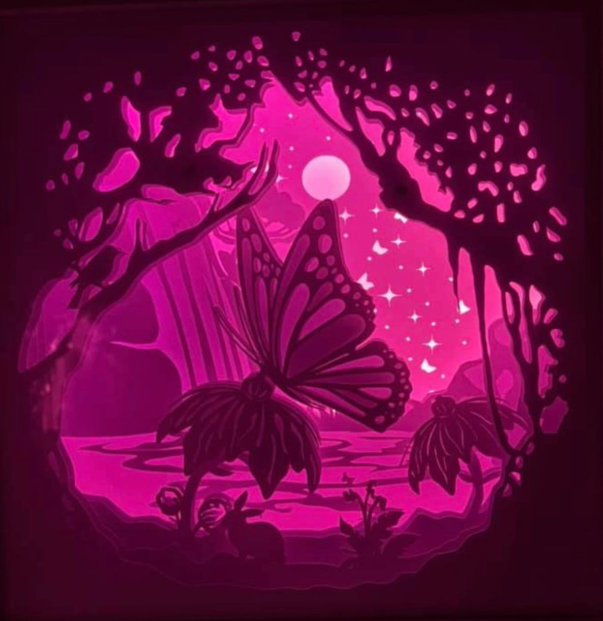 papillon, butterfly, papillon de nuit, clair de lune, lune brillante, fleur, nature poétique, scène nocturne, univers féerique, insecte délicat, symbolique de transformation, liberté, beauté fragile, ambiance zen, décor romantique, tableau lumineux, lightbox, shadowbox, cadre lumineux, papier découpé, art lumineux, décoration murale, idée cadeau nature, déco spirituelle, ambiance apaisante, cadeau symbolique