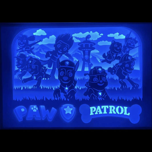 Pat Patrouille, Paw Patrol, Ryder, Marcus, Chase, Ruben, Stella, Rocky, Zuma, Everest, Pat’ Patrouille film, Nickelodeon, dessin animé enfant, héros chiots, chiens sauveteurs, aventure pour enfants, dessin animé culte, univers coloré, mission sauvetage, équipe de chiots, héros pour enfants, tableau lumineux, lightbox, shadowbox, cadre lumineux, papier découpé, art lumineux, décoration murale, idée cadeau enfant, déco chambre, cadeau fan Paw Patrol